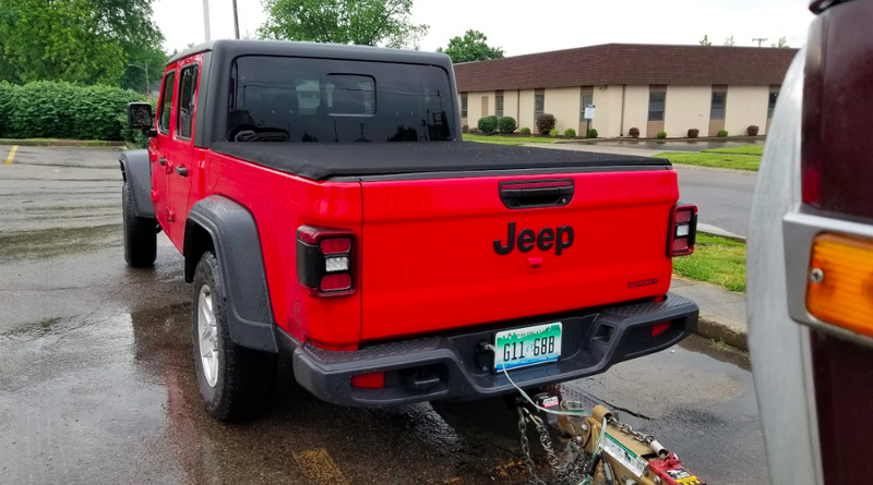 Illustration for article titled What It Was Like Towing a Free Jeep Grand Wagoneer With the 2020 Jeep Gladiator